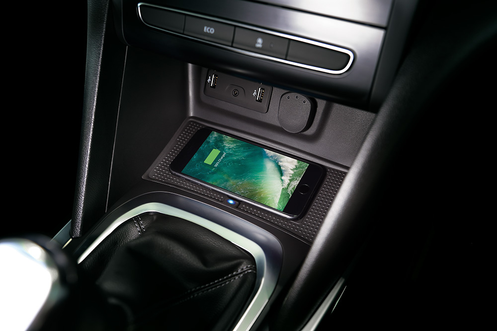 En Qi-laddare med en smartphone som laddas i en bil.