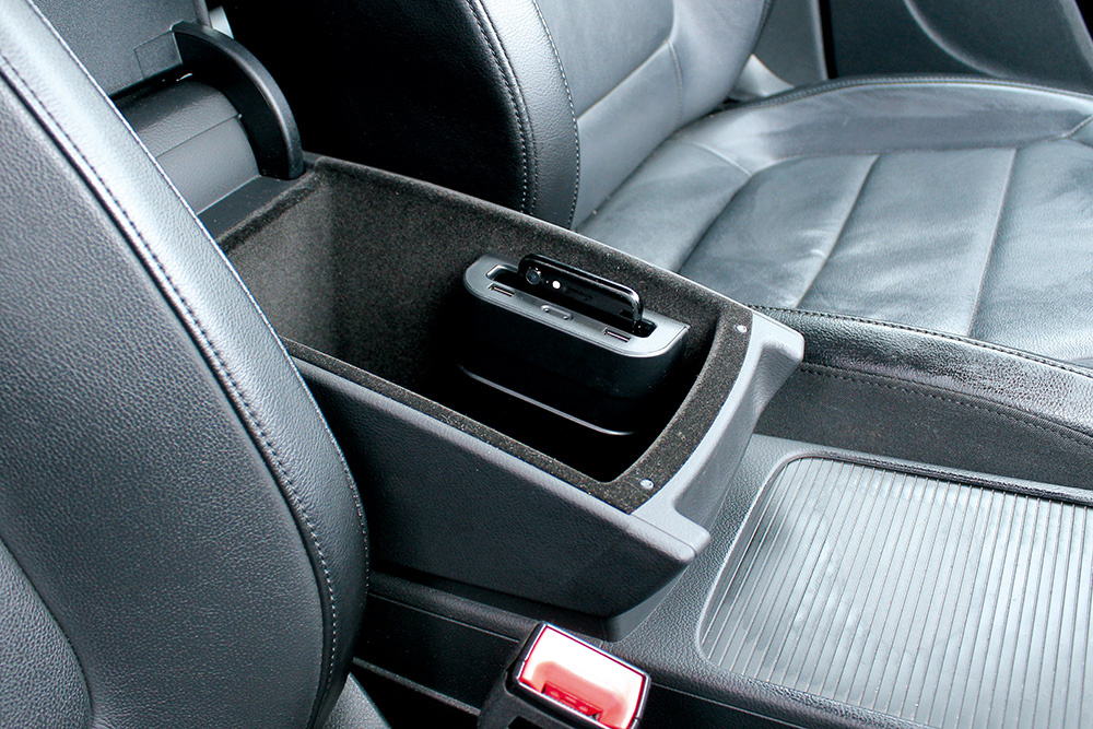 Qi-laddare för bil installerad i en bils mittkonsol.