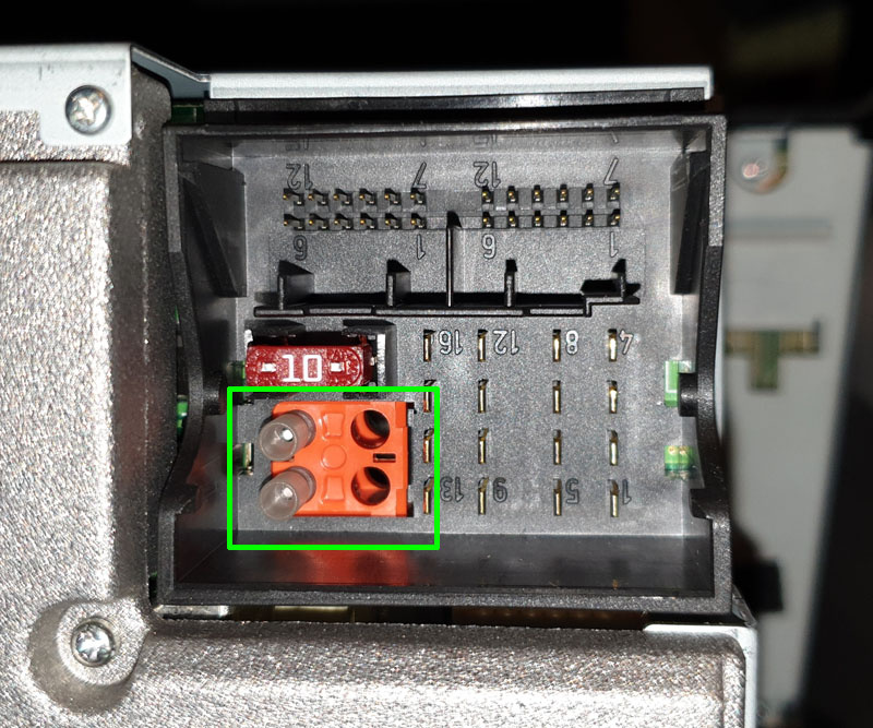 Rattstyrningskablage med kontakter och fiberoptisk anslutning.
