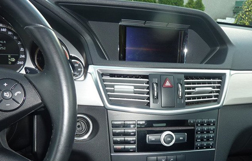 Inredning av en Mercedes-bil med skärm och kontrollpanel.