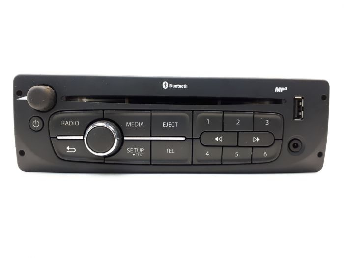 En bilradio med Bluetooth, USB-port och kontrollknappar.