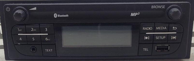 En bilstereo med Bluetooth, MP3-funktioner och navigeringsknappar.