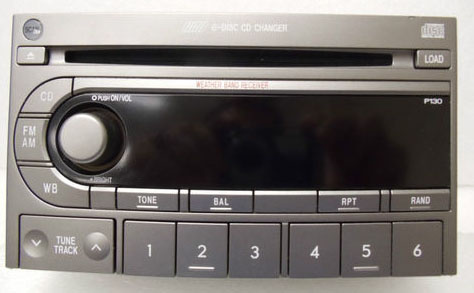 En bilstereomodul med CD-spelare och radiokontroller.