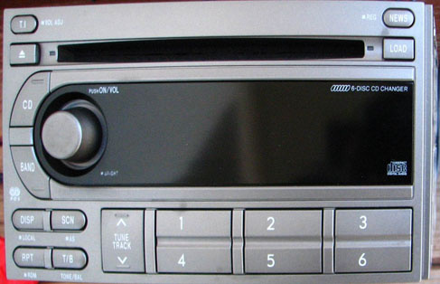 Rattstyrningskablage för Subaru Forester 04-07, grå fordonsradio med knappar.