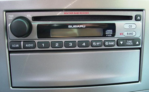 En bilradio med kontroller och display, märkt Subaru.