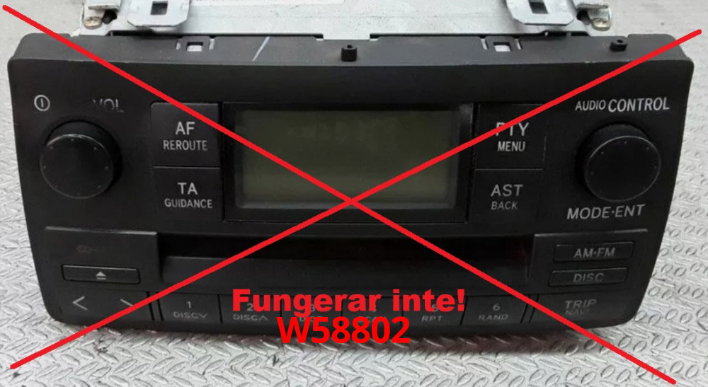 En bilradio med trasig märkning och felmeddelande.