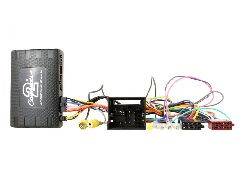 Adapter för eftermarknadsstereo med flera anslutningar och kablar.