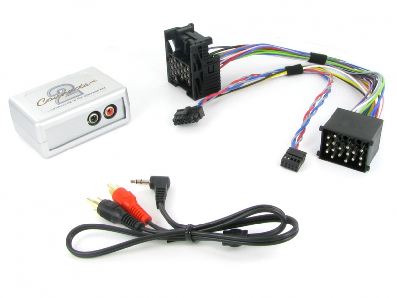 Aux-adapter för Rover 25/45, innehåller kontakter och kablar för ljudanslutning.