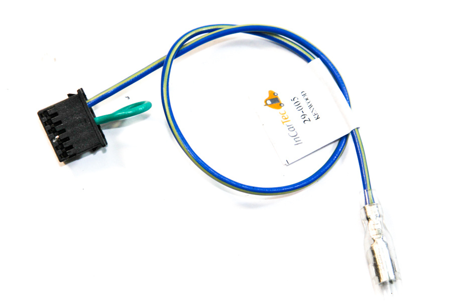 Adapter med kontakt och ledningar för Kenwood ljudsystem.