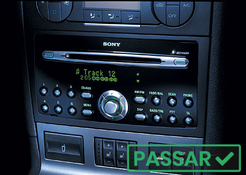 Monteringsram för dubbel-DIN stereo i Ford Mondeo MK3, vinklad design.