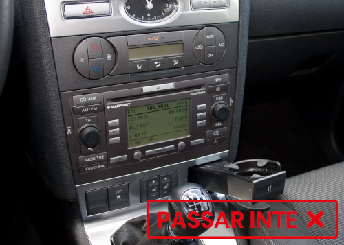 Monteringsram för dubbel-DIN stereo, specifik för Ford Mondeo MK3.