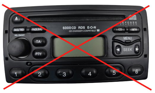 En bilradio med CD-spelare och olika kontroller.