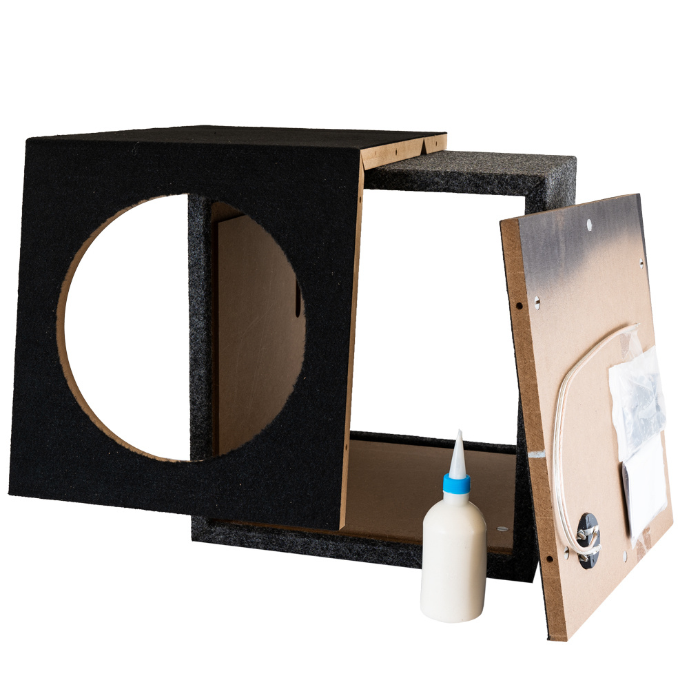 Omonterad baslåda-kit med delar, lim och verktyg för montering.