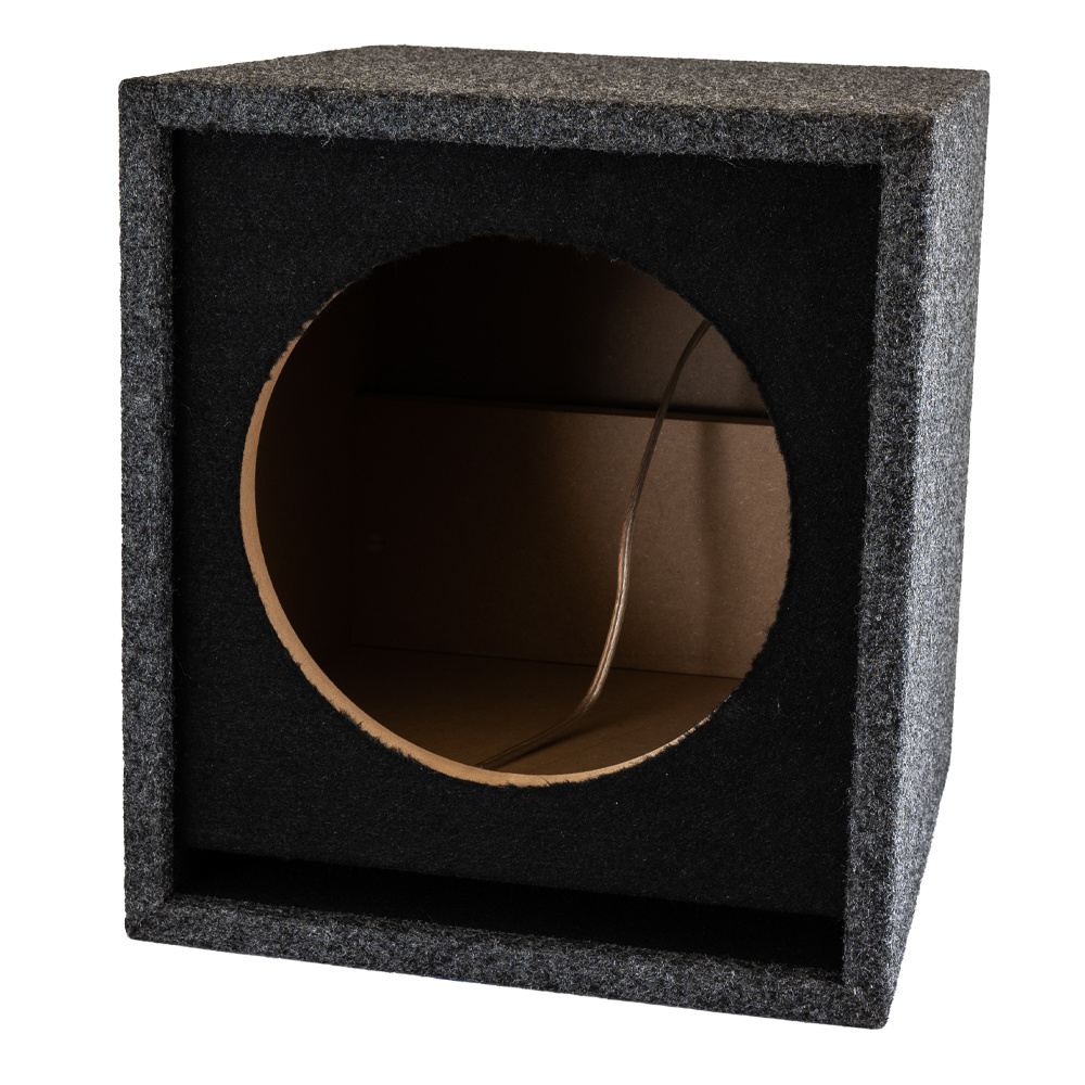 Omonterad baslåda av engångs 1x12” med svarta tyger.