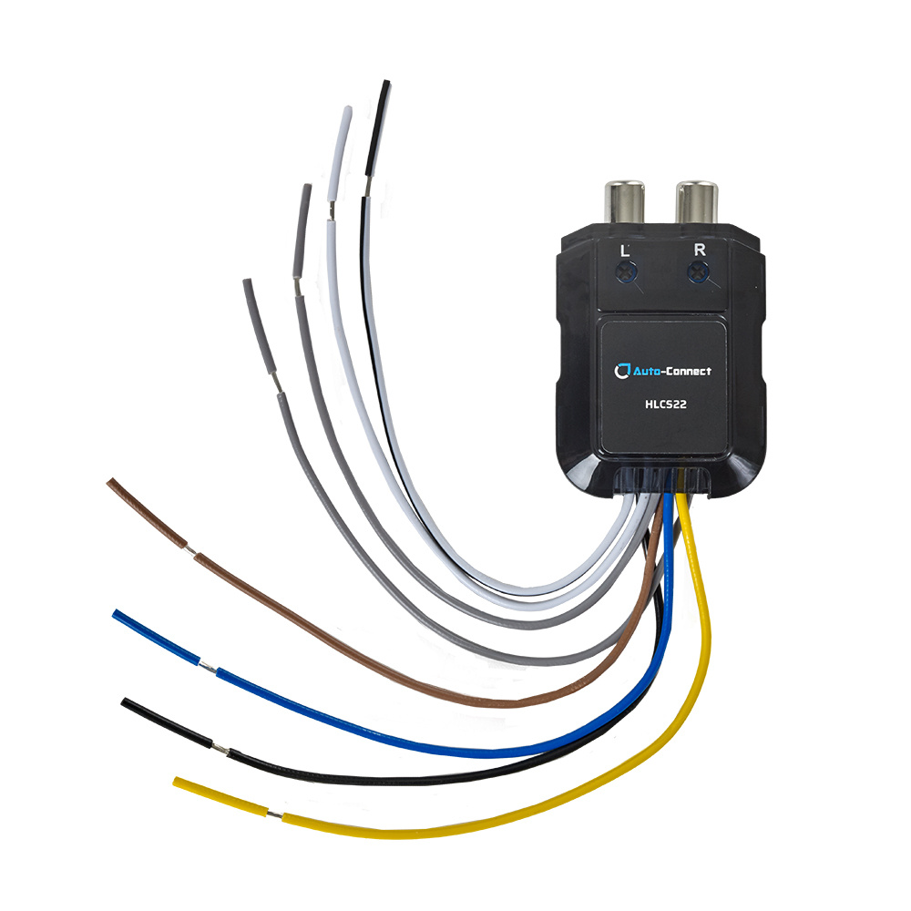 En tvåkanalig hög/lågnivå-omvandlare med flera kablar anslutna.