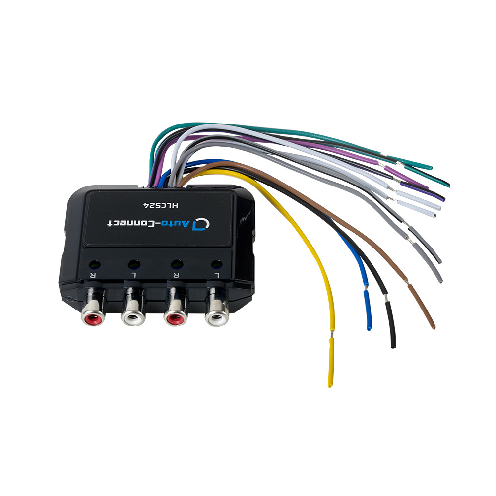 Fyra RCA-kontakter med färgkodade kablar för hög/lågnivå-anslutning.