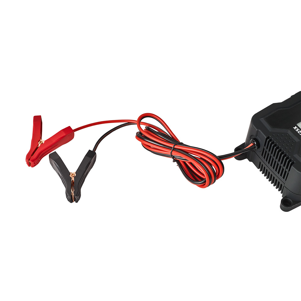 En batteriladdare med klämmor och kablar.