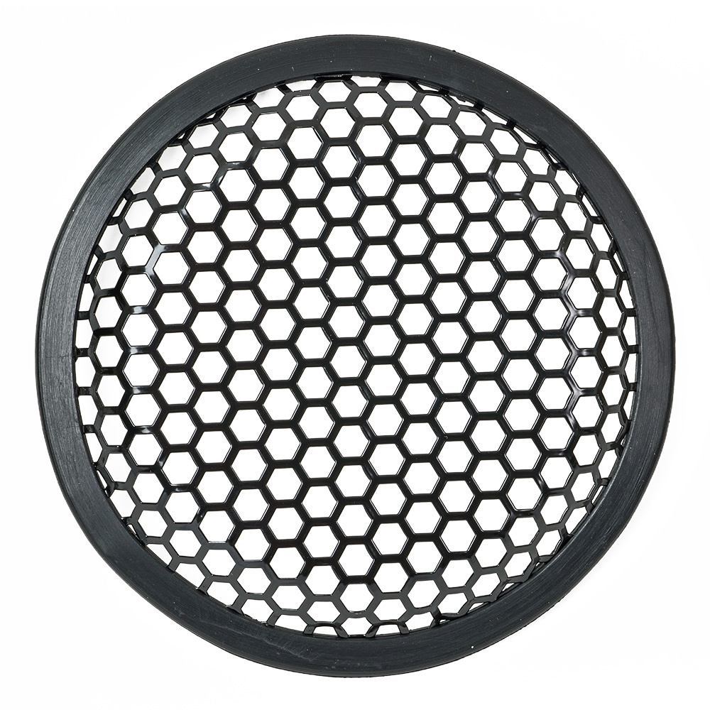 Ett runt högtalargaller med hexagonala mönster i svart färg.