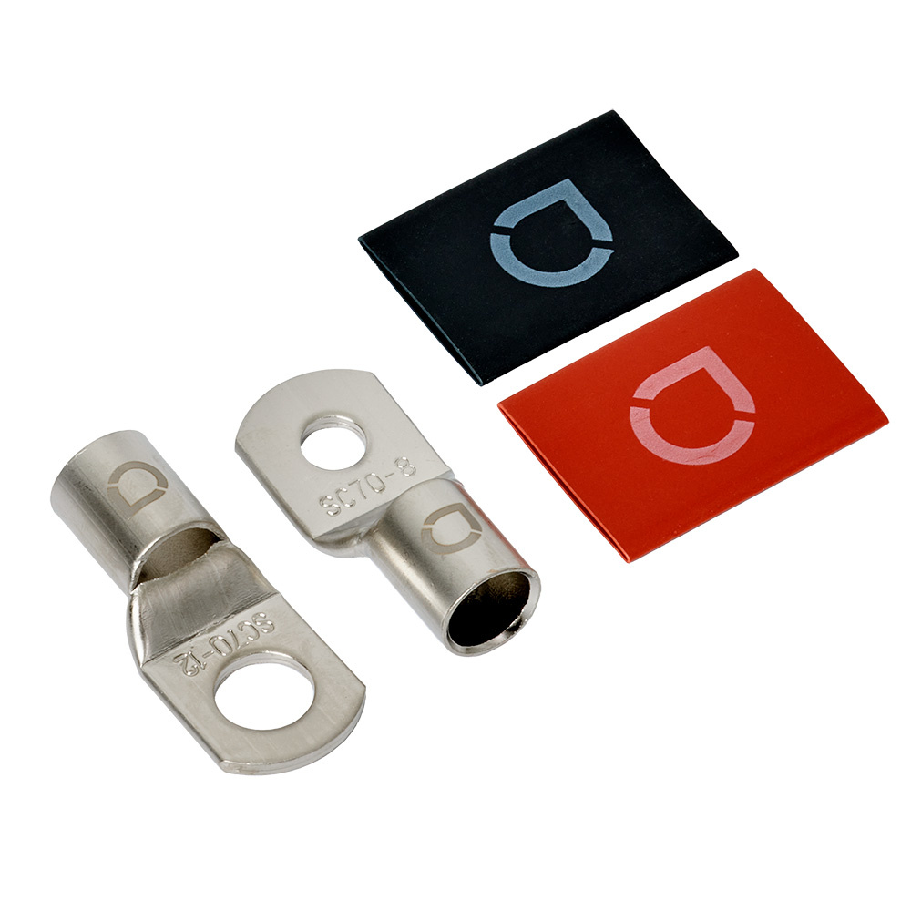 Röd och svart rörkabelsko M8/M12, två metallkopplingar och två färgade skydd.