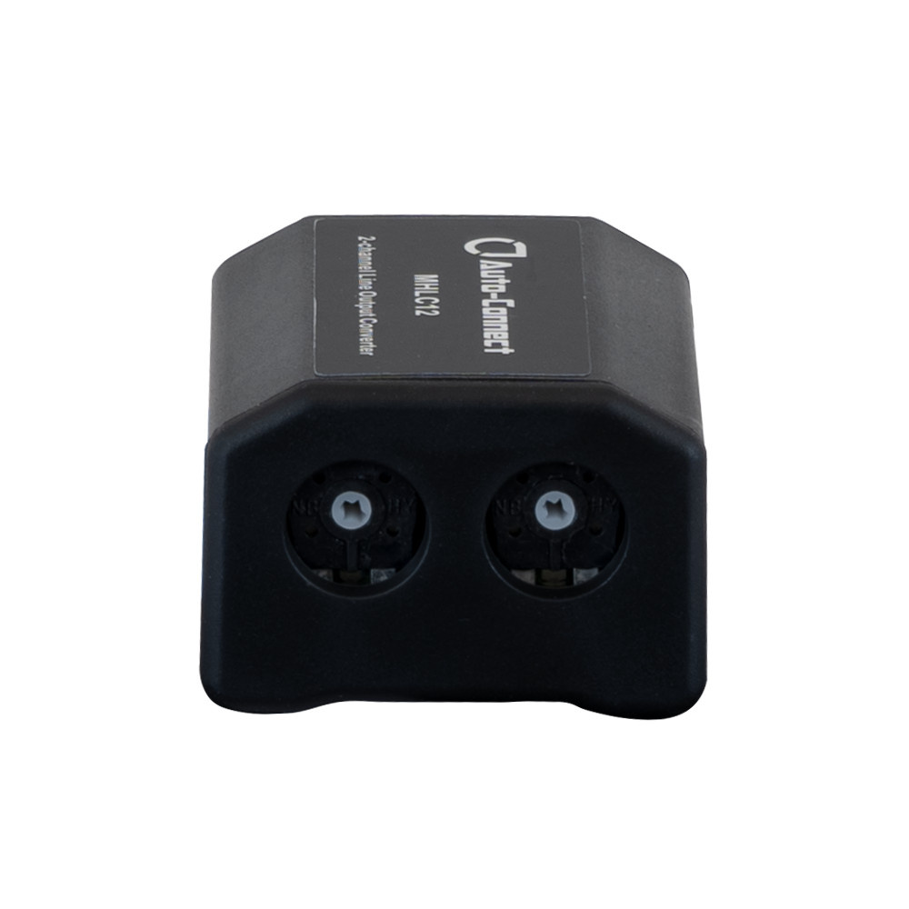 Hög/Lågnivå-omvandlare med remote, kompakt svart enhet med två uttag.