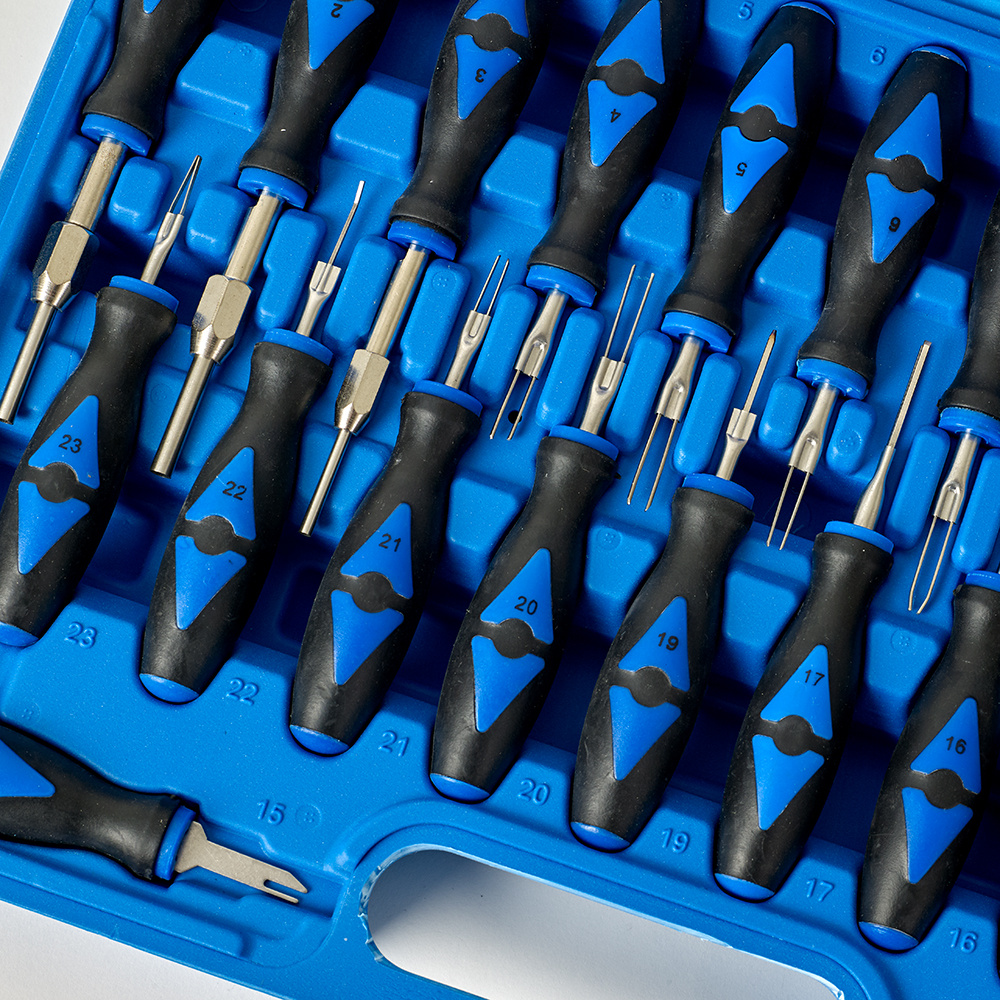 Verktygsväska med 23 terminalverktyg i ett blått fodral.