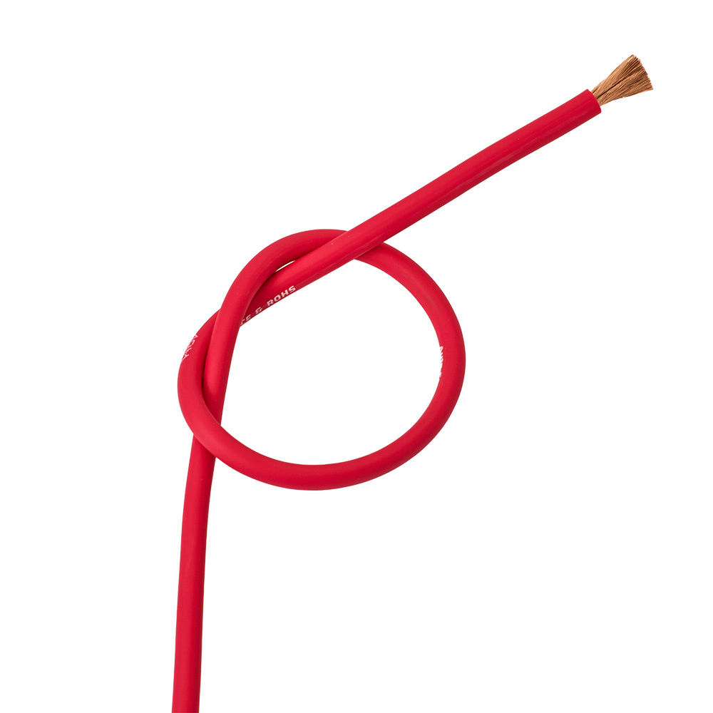 En röd strömkabel som är böjd och delvis avklippt.