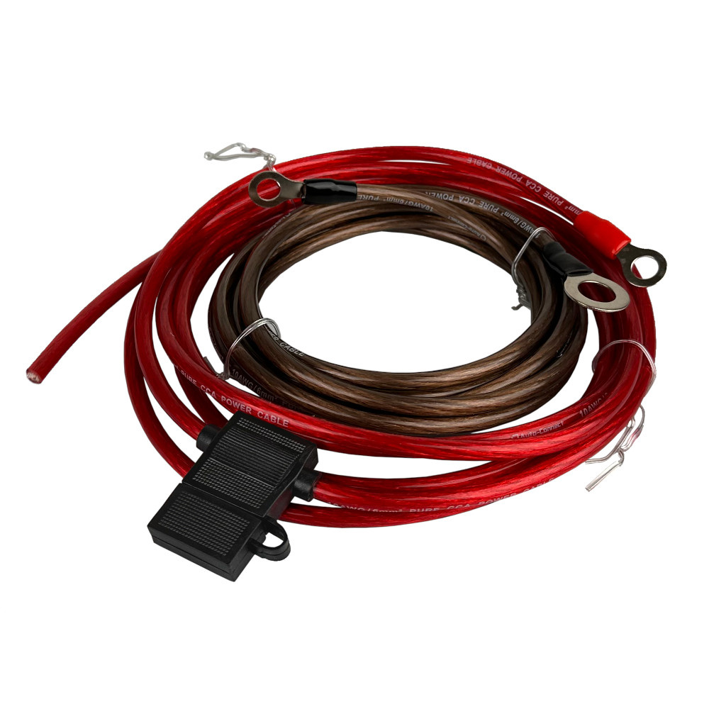 En röd och brun strömkabel med anslutningsdelar för elektrisk användning.