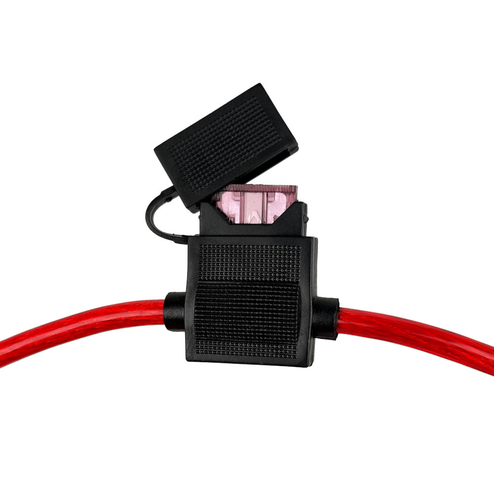 Strömkabelkit med röd kabel och anslutningskontakt för användning.