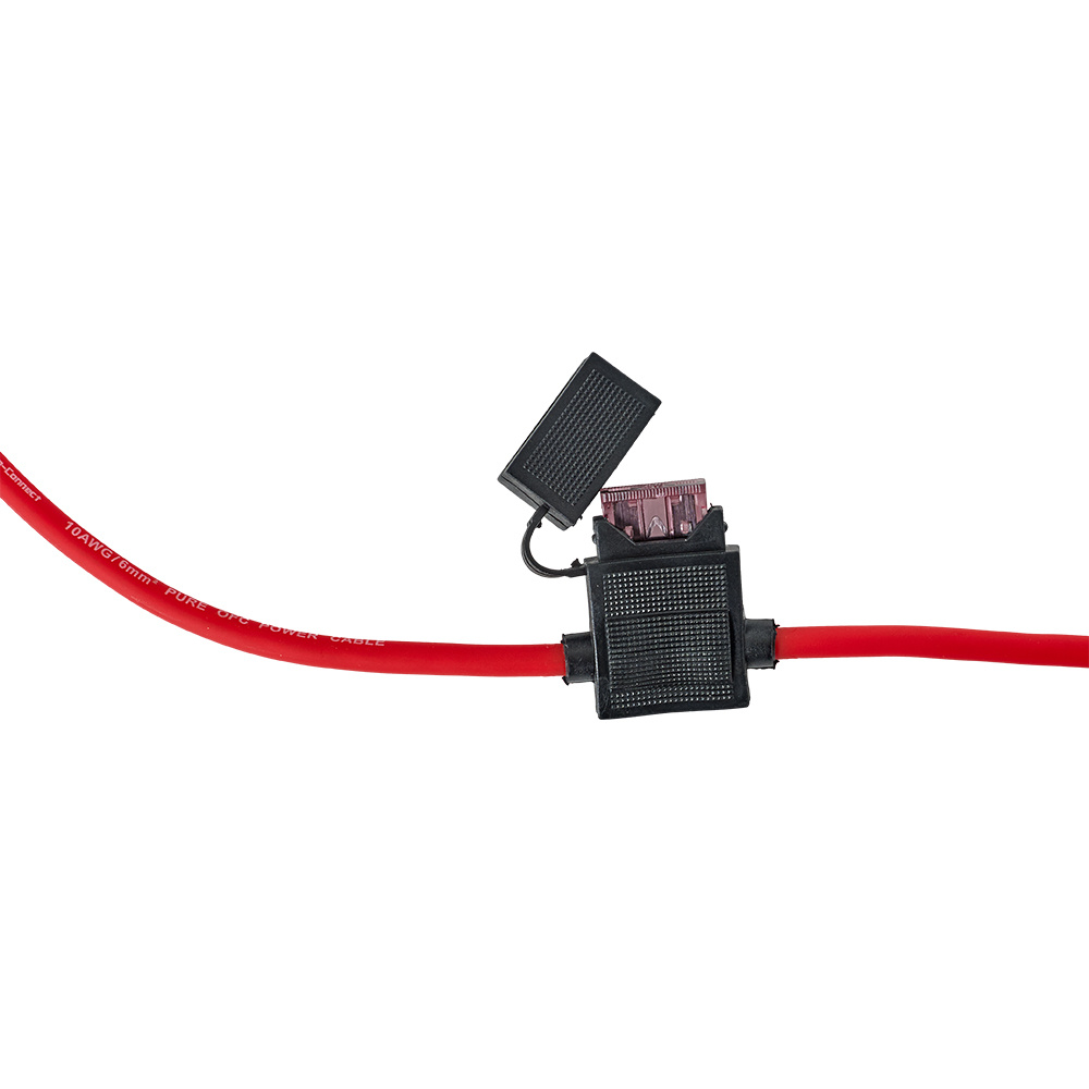 Röd strömkabel med anslutningsdetaljer, del av kabelförlängning.