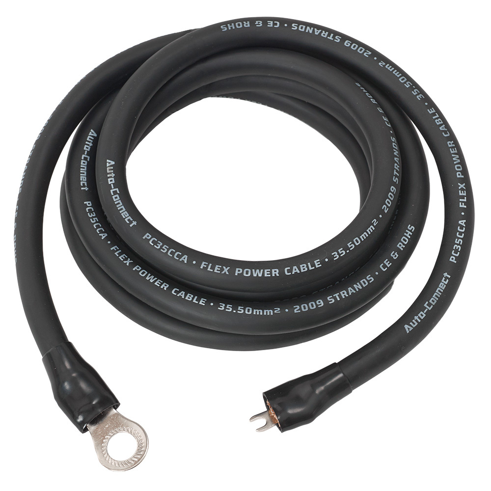 En svart strömkabel med anslutningar i båda ändar.