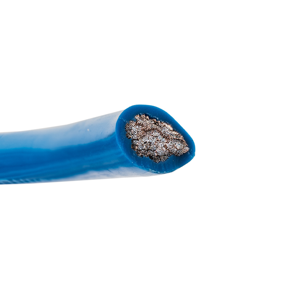 En blå kabel med en ledande kärna, avsedd för elektrisk anslutning.