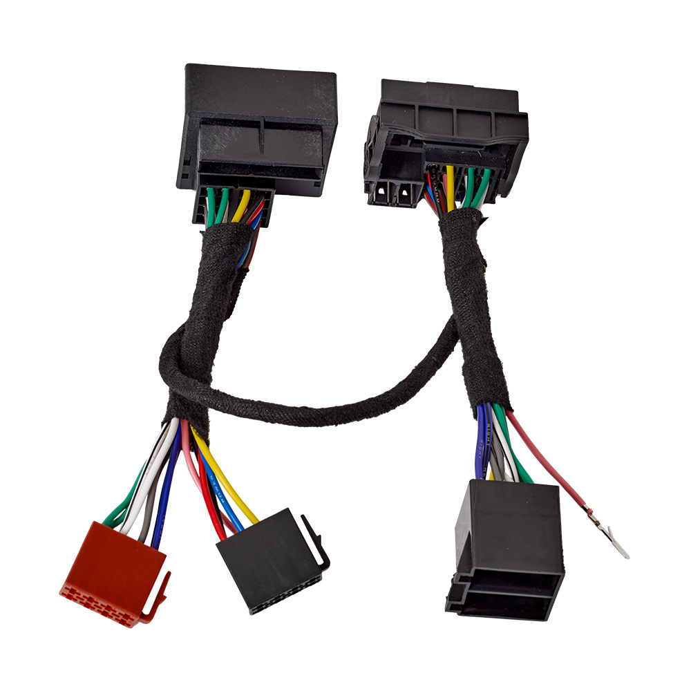 Kablage med kontakter för anslutning till Citroën och Peugeot.