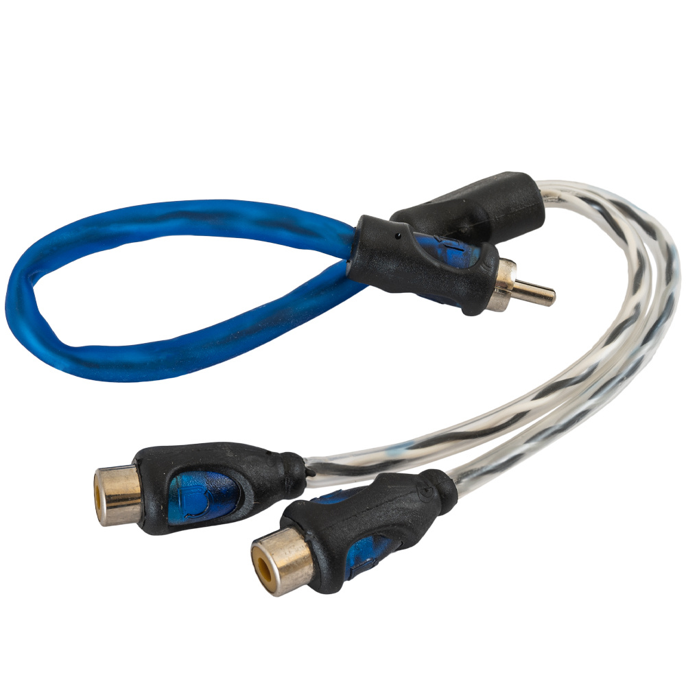 Kabel med två honkontakt och en hankontakt för lågnivåanslutning.