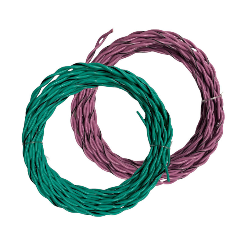 Tvinnad högtalarkabel i grönt och lila, 6 meter lång.
