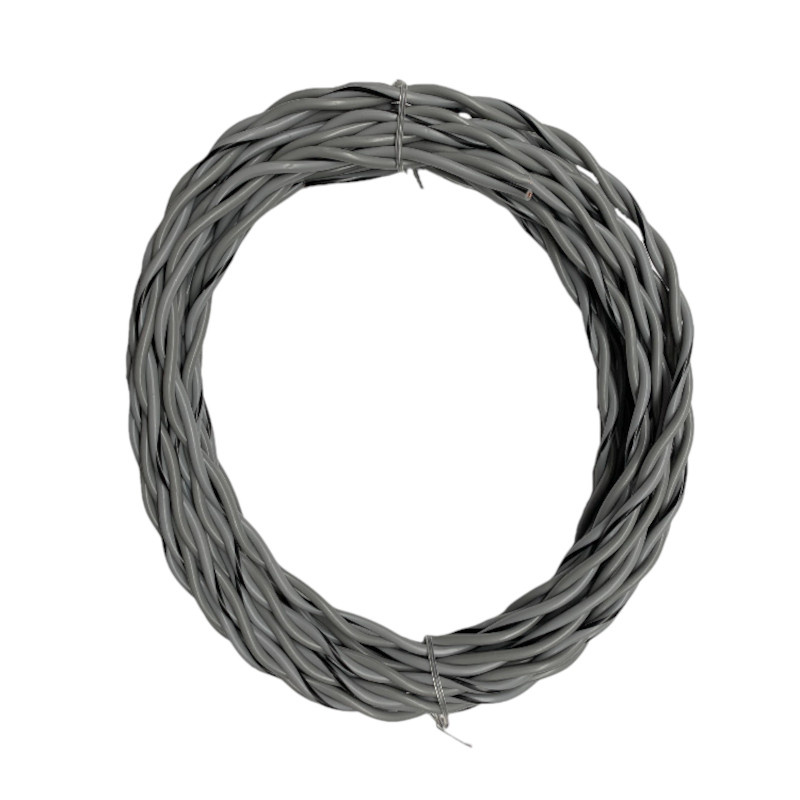 Tvinnad högtalarkabel i grå och vit, 6 meter lång.