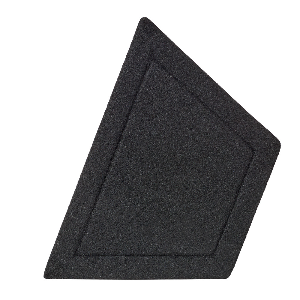 Svart, sluttet högtalarlåda i 6x9 tum med kabelanslutningar.