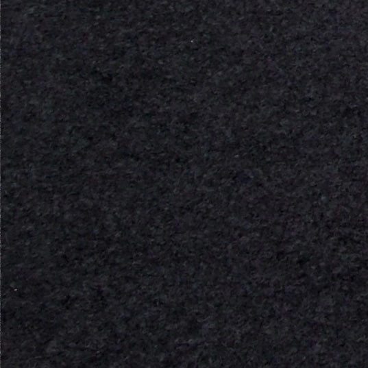 Svart högtalarmatta i textil, 3 meter lång, jämn yta.