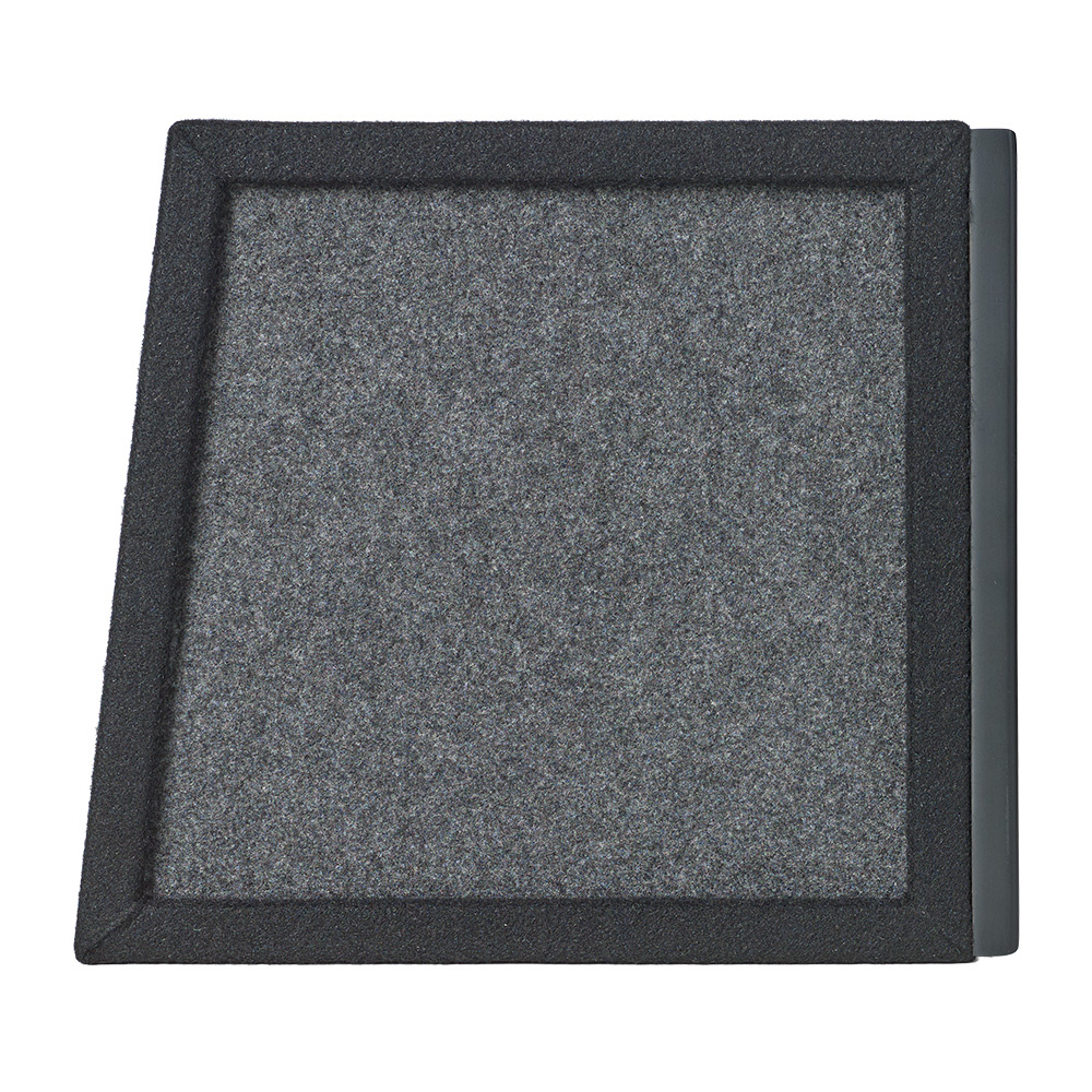 En svart hörnmonterad baslåda med textilklädsel.