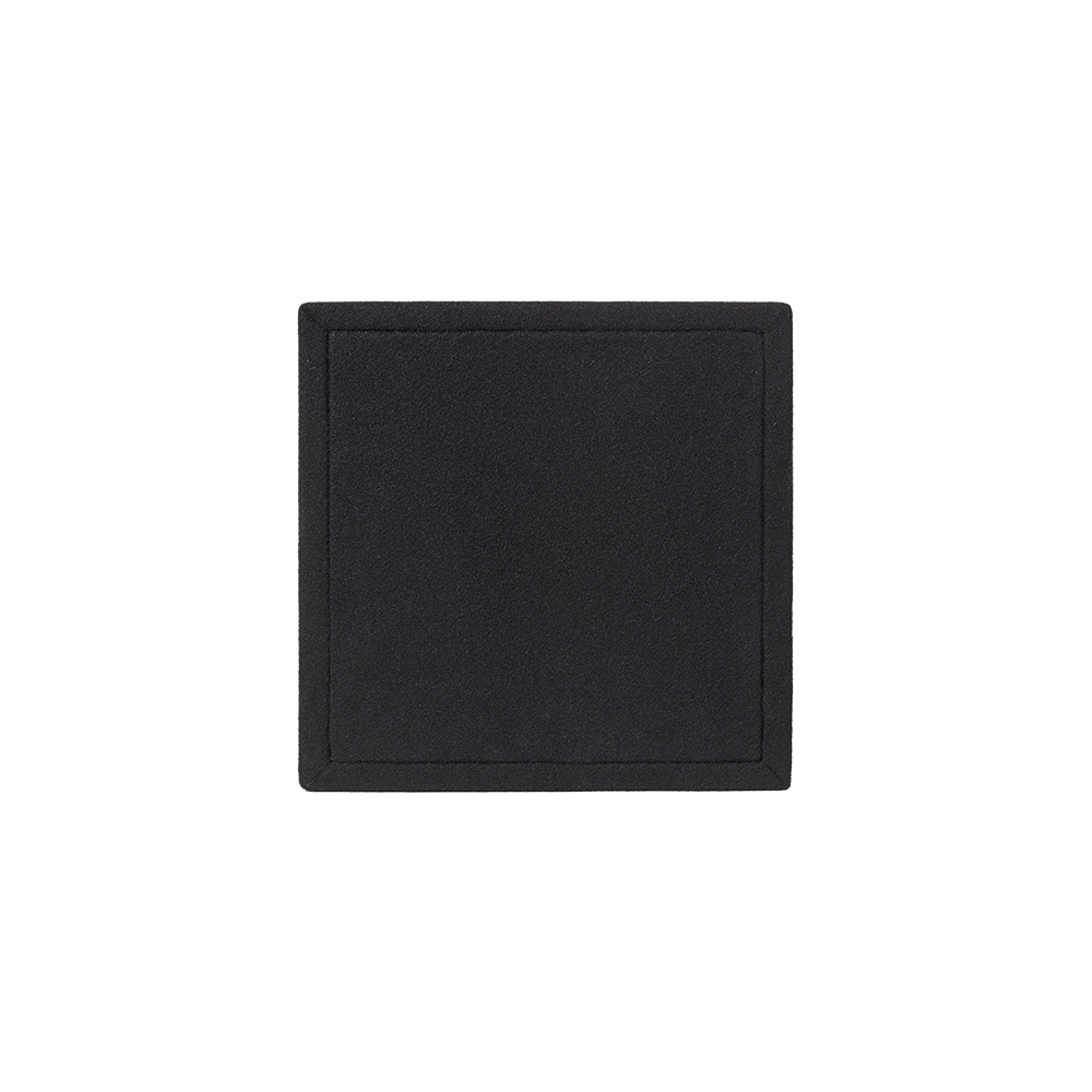 En svart baslåda med kvadratisk form och mjukt ytskikt.