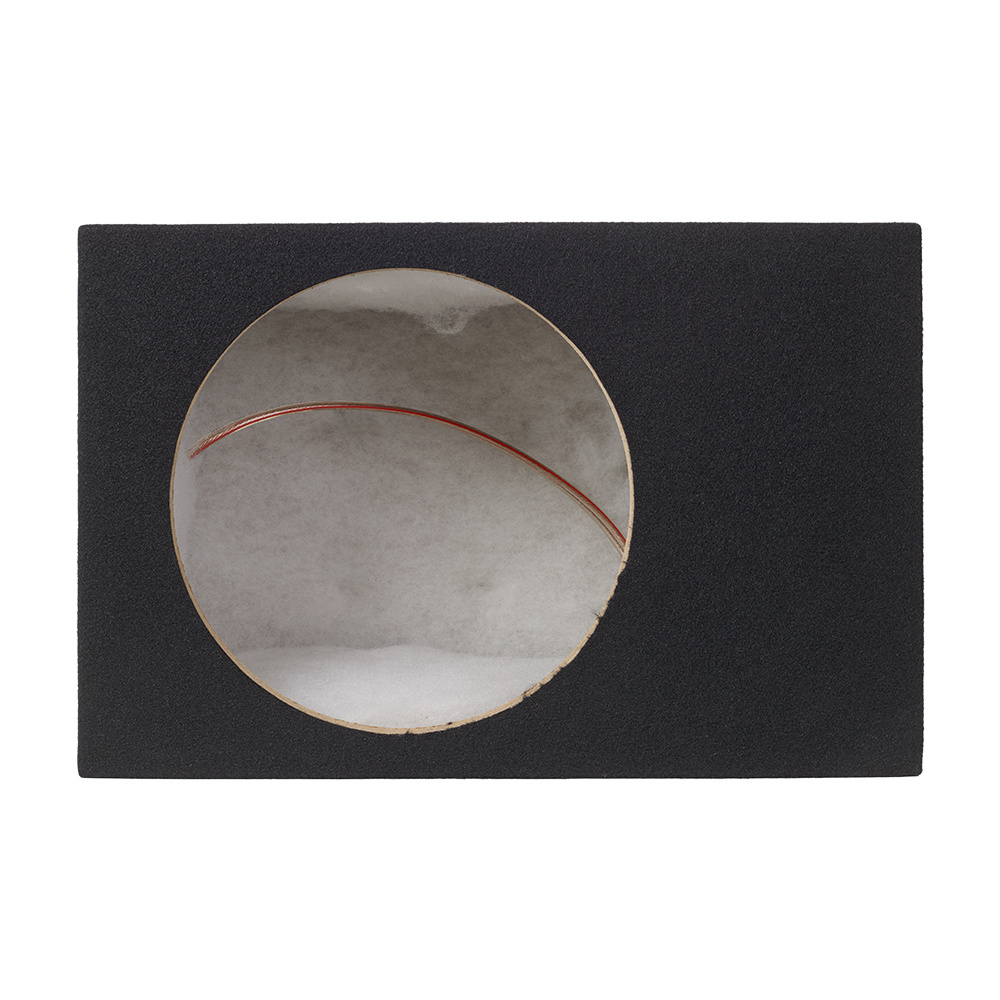 En svart baslåda med en port och inredning för ljud.