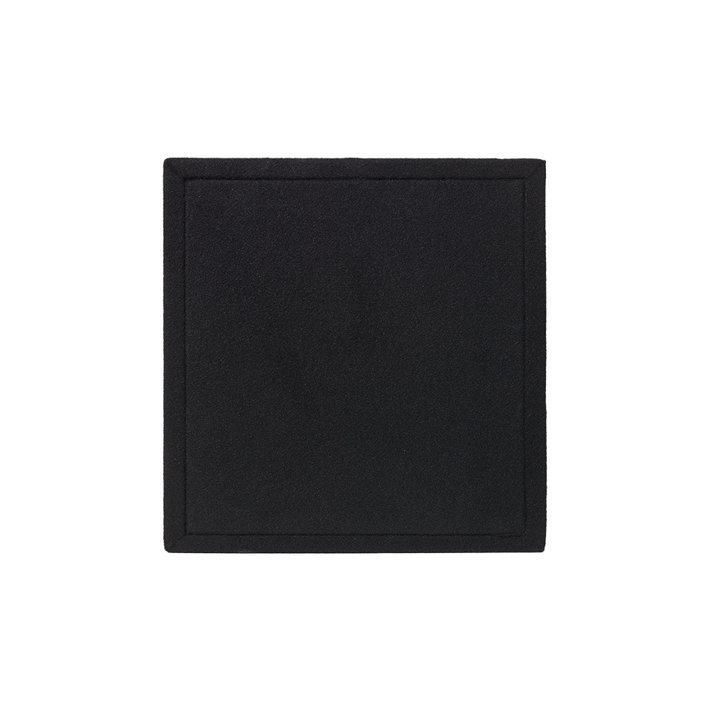 En svart, fyrkantig baslåda med en slät yta.