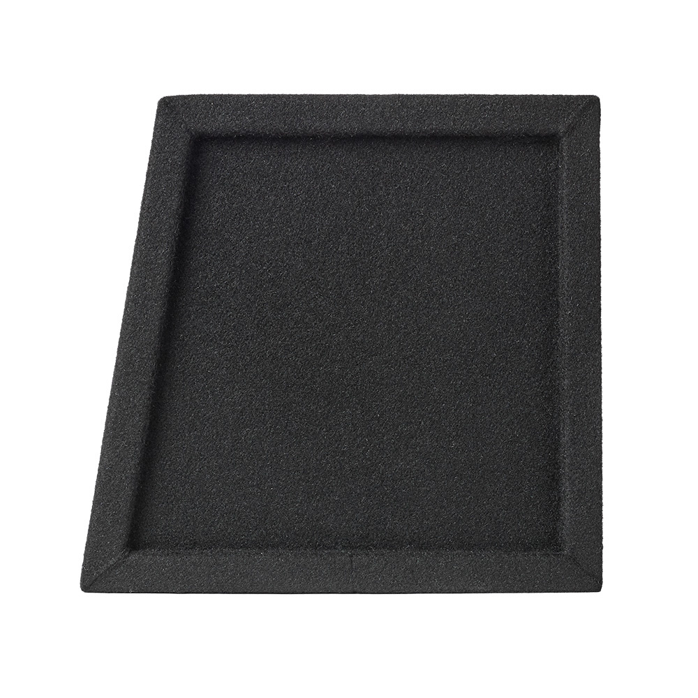 En svart, fyrkantig baslåda med skumytan.