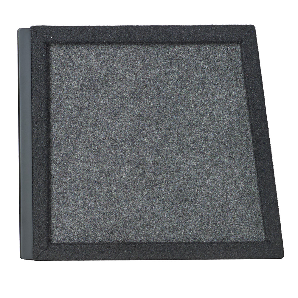 En vinklad baslåda med grått och svart material.