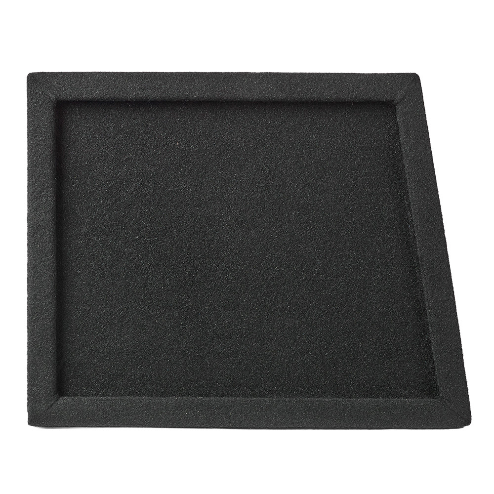 Svart baslåda med strukturerad yta, vinklad design.