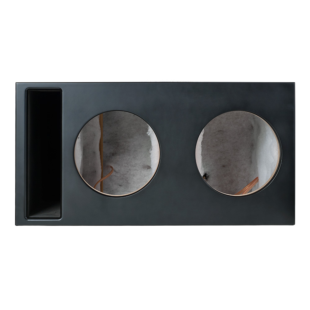 En stor svart baslåda med två rundade öppningar och en sidofack.