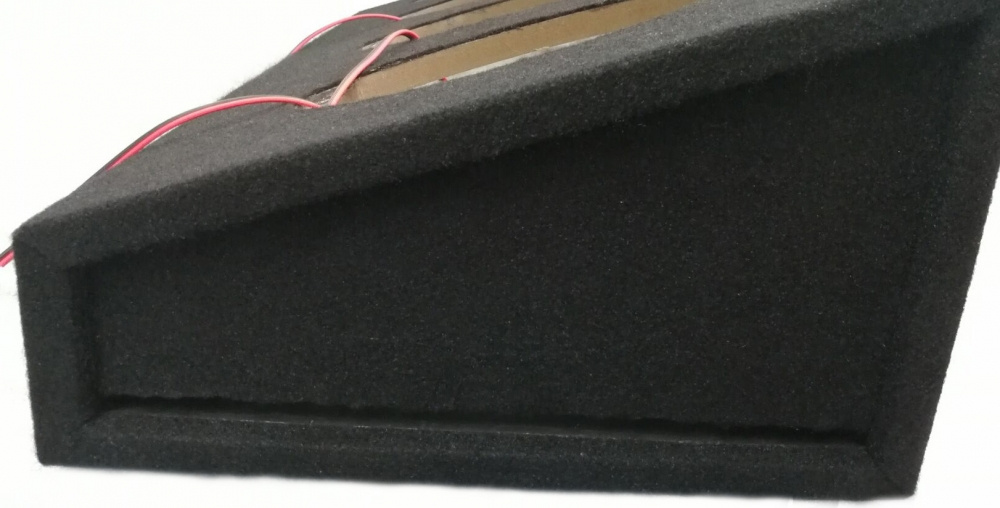 En svart, vinklad låda med skumgummi och elektriska kablar.