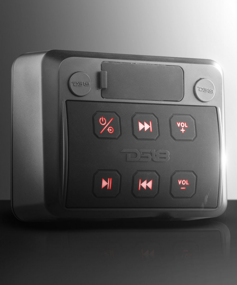 En kompakt marinstereo med knappar för volym och ljudkontroll.