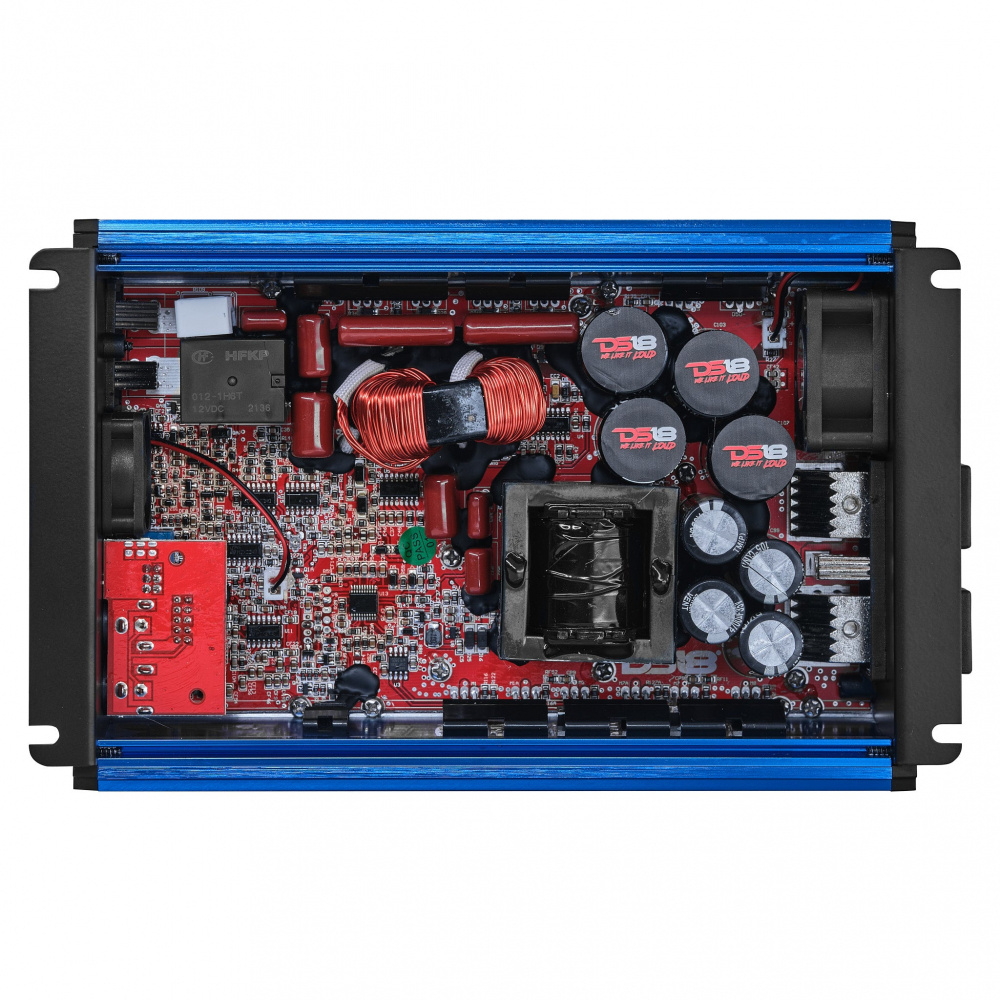 En inre bild av en ljudförstärkare med kretsar och komponenter.