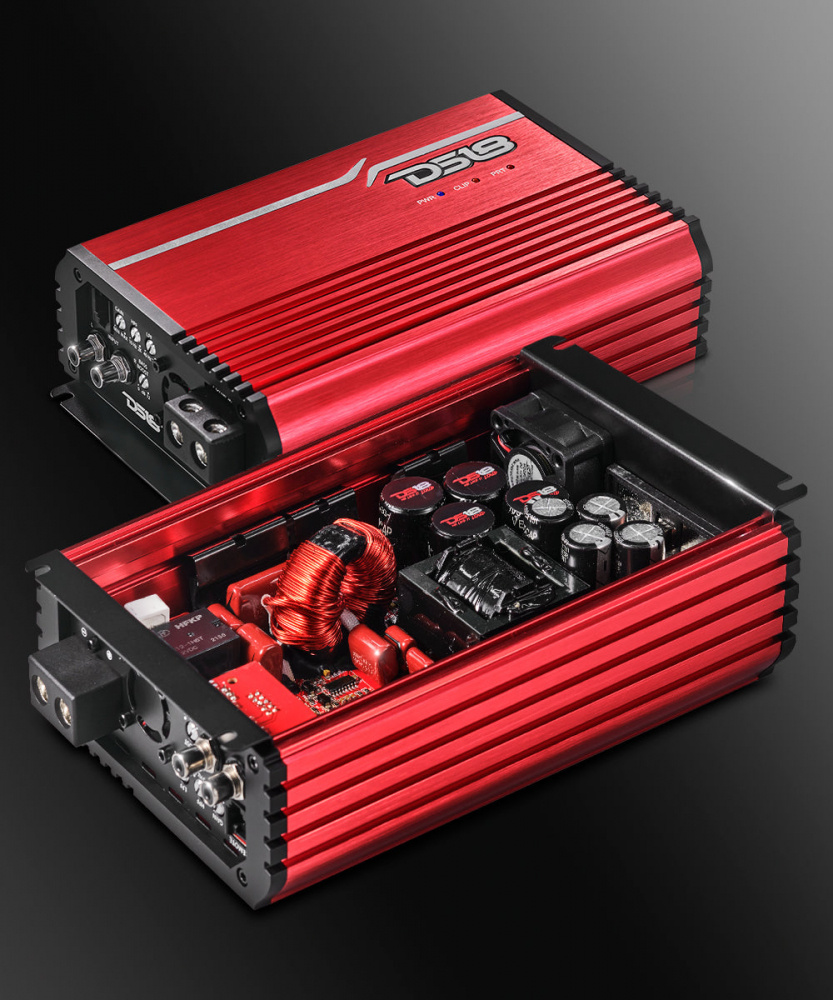 En röd monoblock förstärkare med detaljerad elektronik.