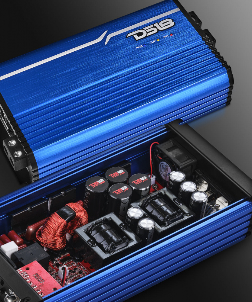 En blå förstärkare med komponenter och metallisk design.